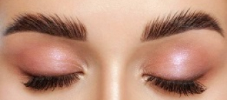 Augenbrauen und Wimpern